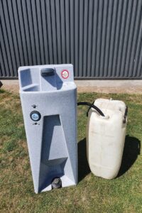 Koelemandens mobile haandvask med spildevandsdunk.